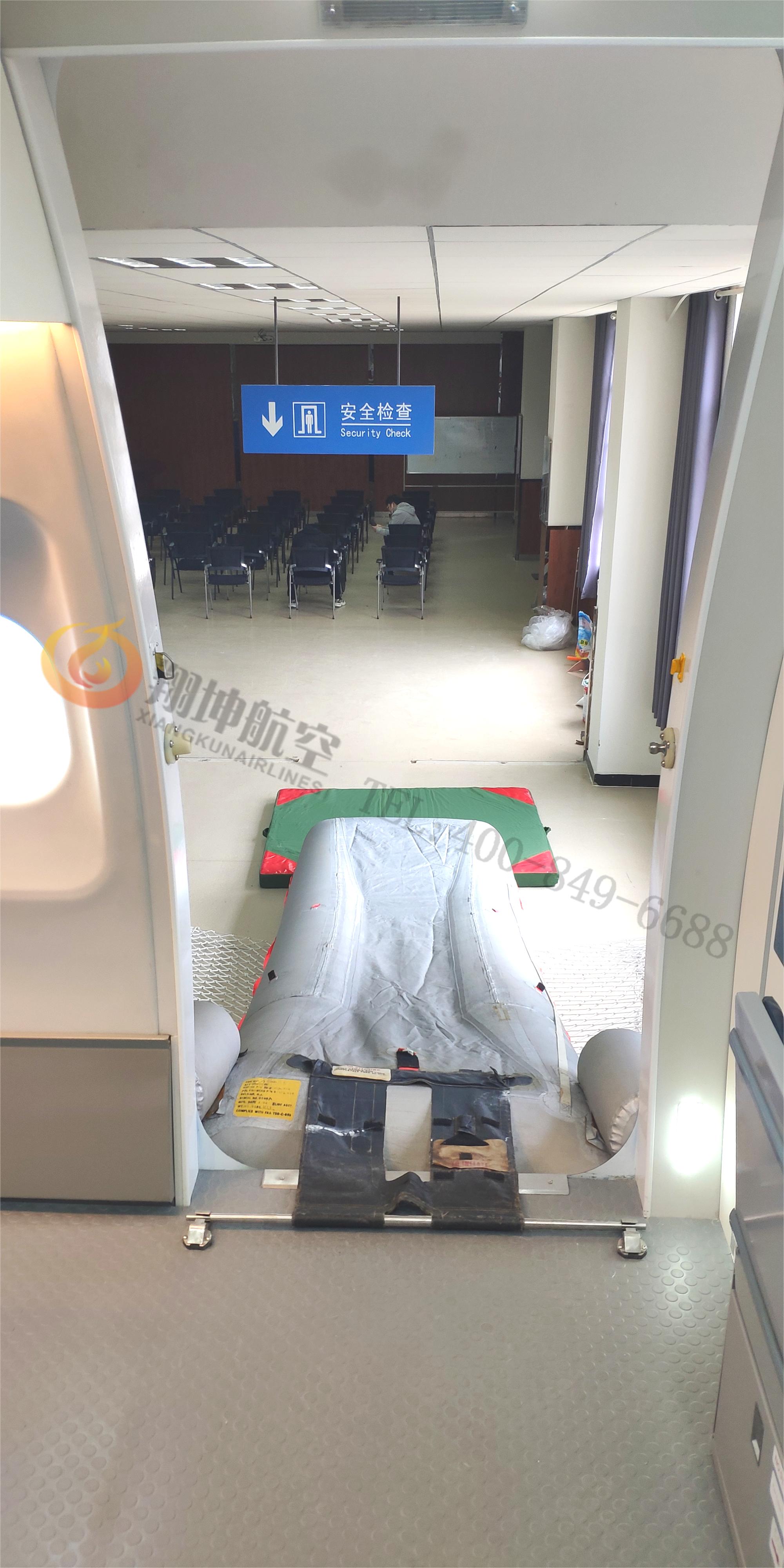 波音B737-800陆地垂危撤离平台