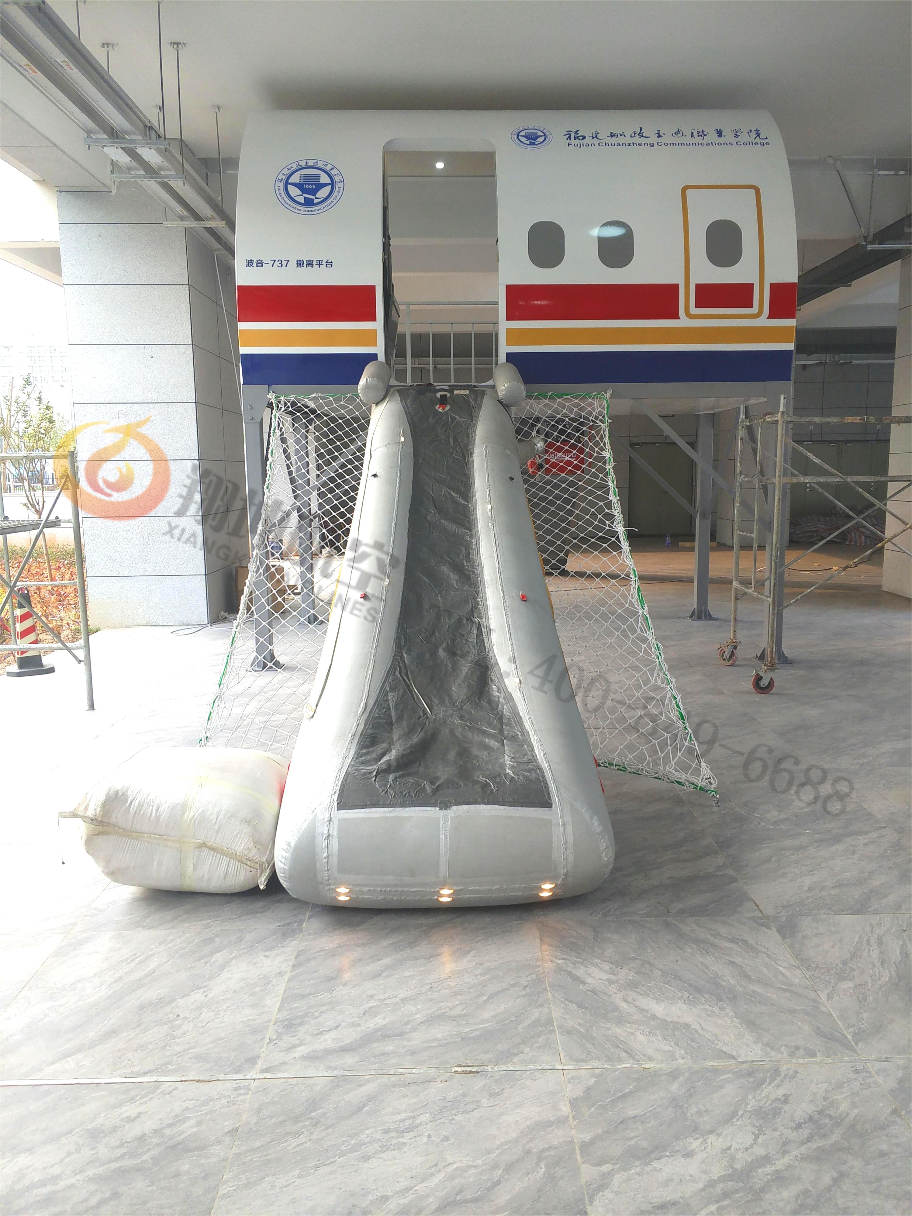 波音B737-800陆地垂危撤离平台